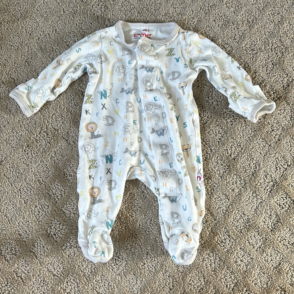 Newborn magnetic onsie gender neutral in smoke/pet free home